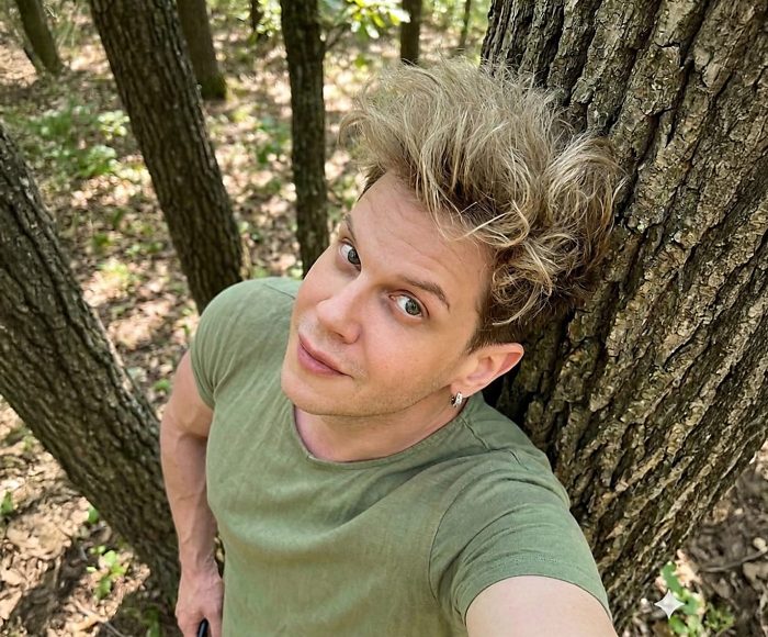 Selfie di Riccardo Pisani, biohacker a Genova, immerso nella natura durante il suo percorso di trasformazione